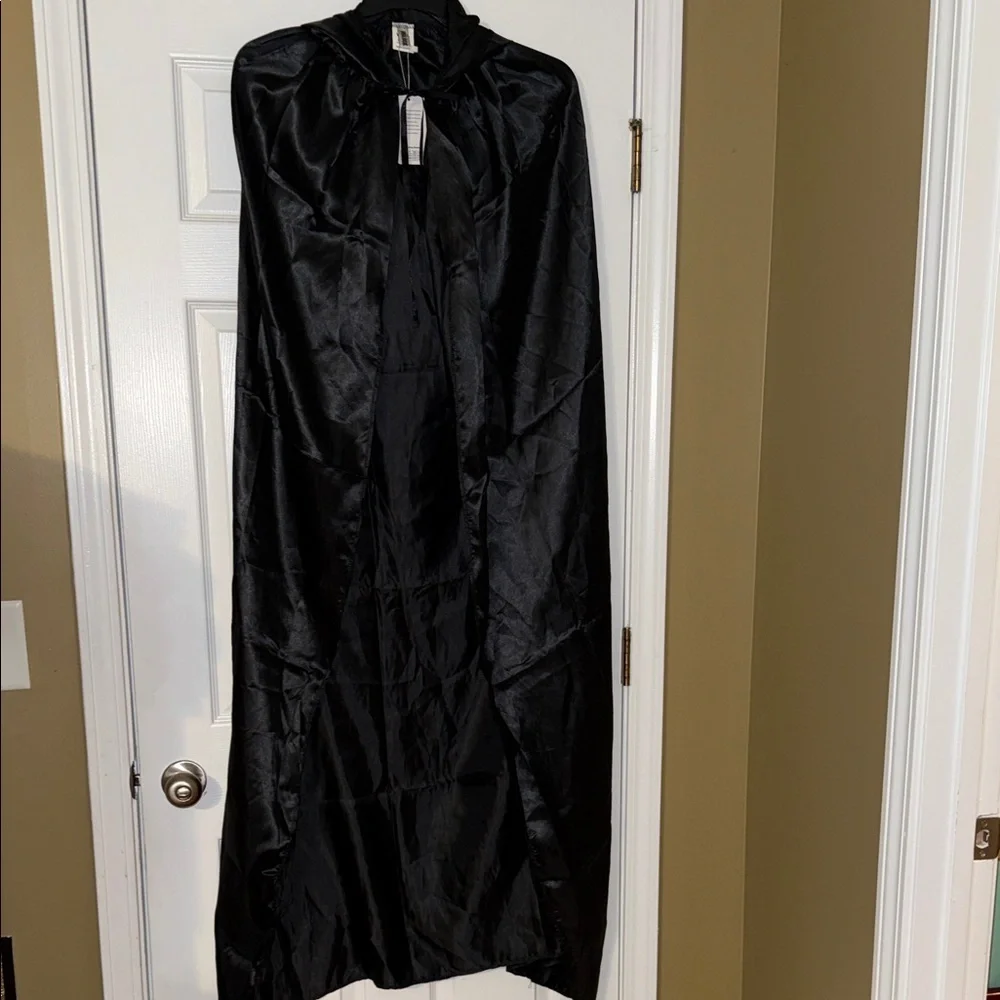 Elegant Black Cape with hood - Picture 1 of 5